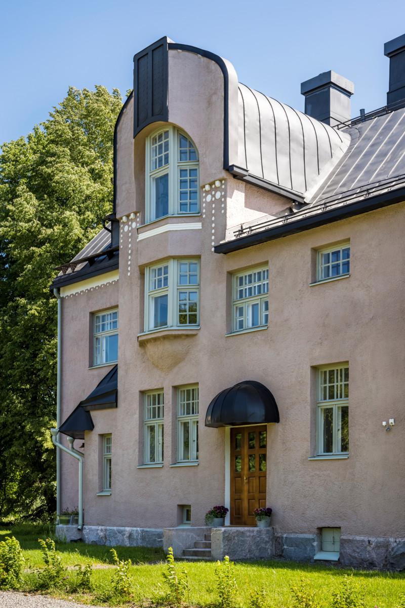 Arkkitehti Henrik Helinin piirtämiin Jokiniemen koetilan paviljonkeihin on kunnostettu asuntoja.