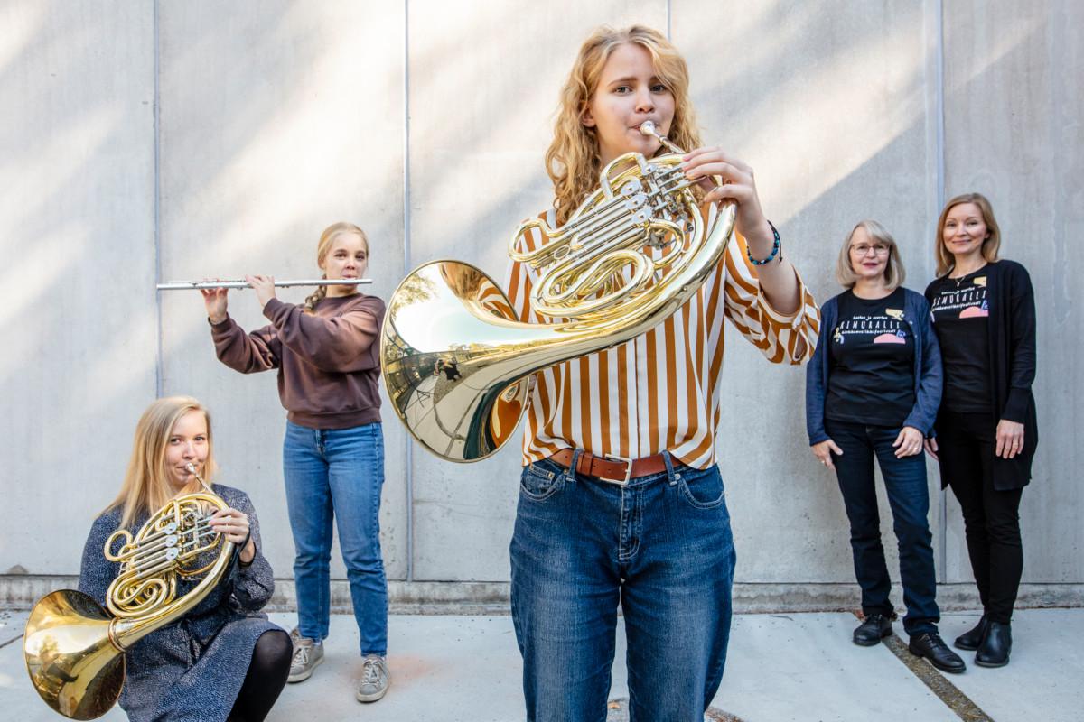 Martta Matinaho (vas.), Silja Eskelinen ja Adalmina Visa esiintyvät Kimuralli-festivaalin Euphonia Iuventutis -konsertissa. Festivaali on Heli Vapaakallion (toinen oikealta) ja Elina Jokivuoren yhteistyön tulosta.