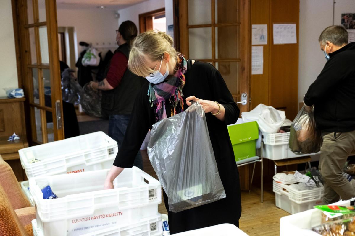 Moni työtön joutuu turvautumaan ruoa-apuun, ja nyt ruoasta on sielläkin pulaa. Kuva: Stelios Kirtselis/Ruoka-apu.fi