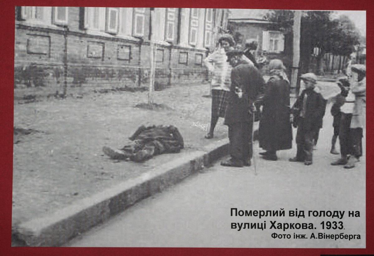 Nälkään kuolleen miehen ruumis Kharkovan kaupungin kadulla vuonna 1933. Kuva on nälänhädän organisointiin osallistuneen Neuvosto-Ukrainan tiedustelupalvelun arkistoista. Kuva: Itar Tass/ Lehtikuva