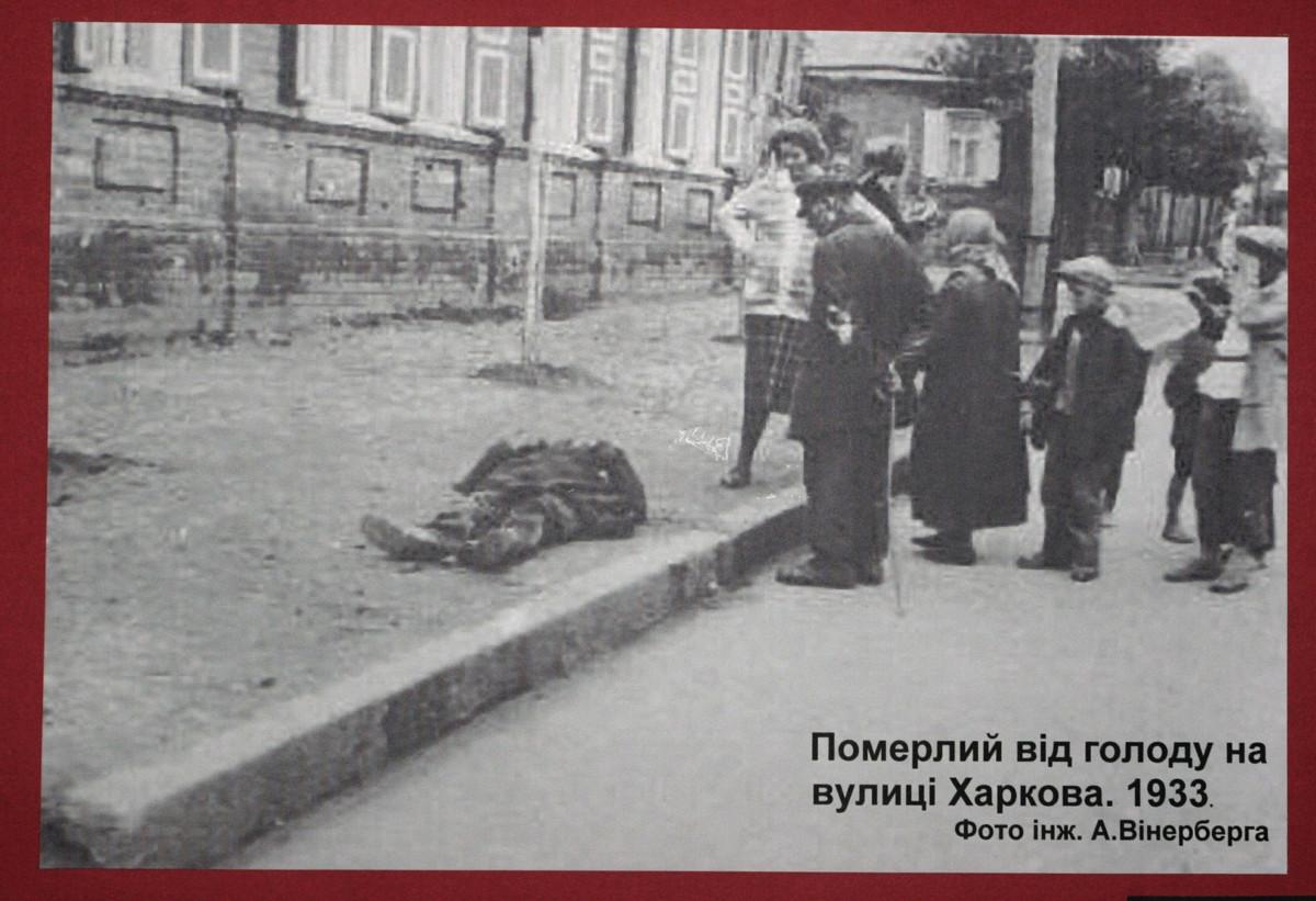 Nälkään kuolleen miehen ruumis Kharkovan kaupungin kadulla vuonna 1933. Kuva on nälänhädän organisointiin osallistuneen Neuvosto-Ukrainan tiedustelupalvelun arkistoista. Kuva: Itar Tass/ Lehtikuva