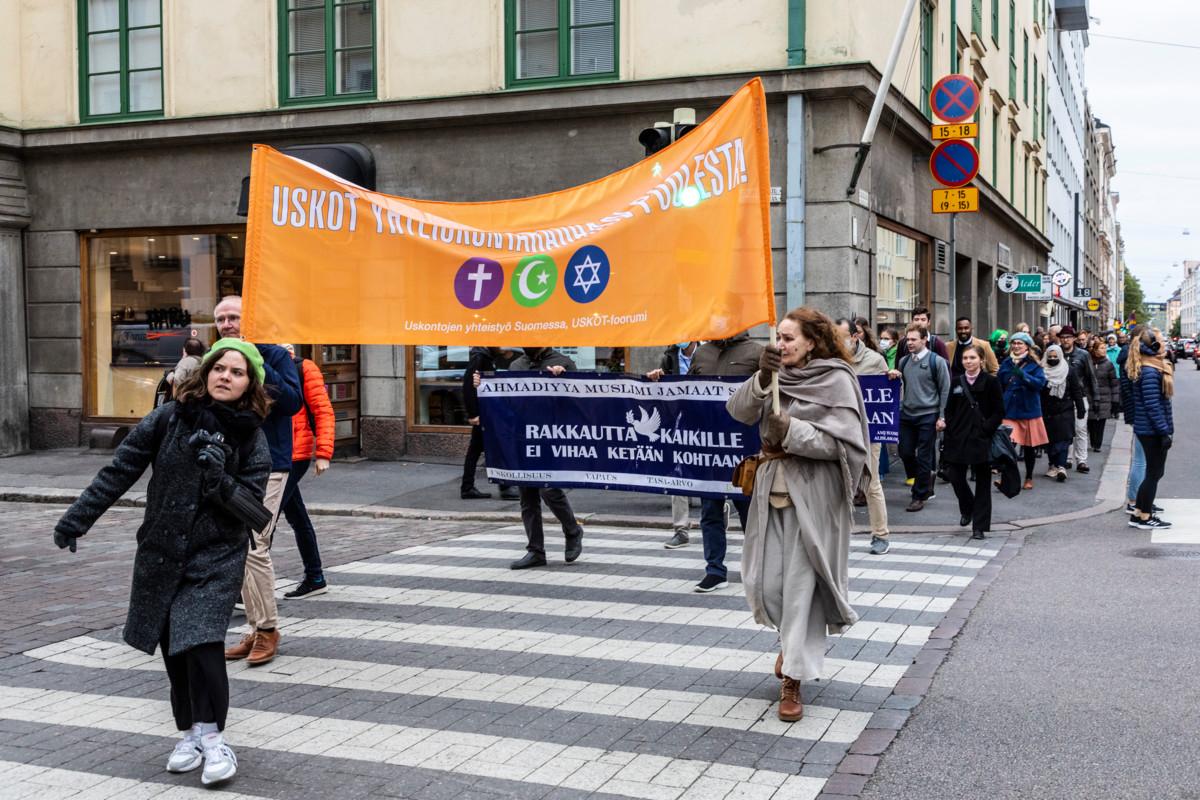 USKOT-foorumin vuoden 2021 rauhankävely Helsingissä.