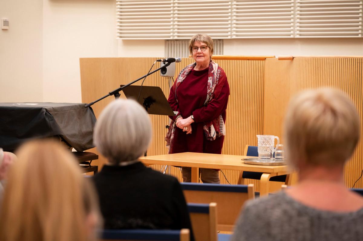 Asukasaktiivi Anna-Maija Virta piti puheenvuoron Merirastin-kappelin tilanteesta järjestetyssä keskustelutilaisuudessa.