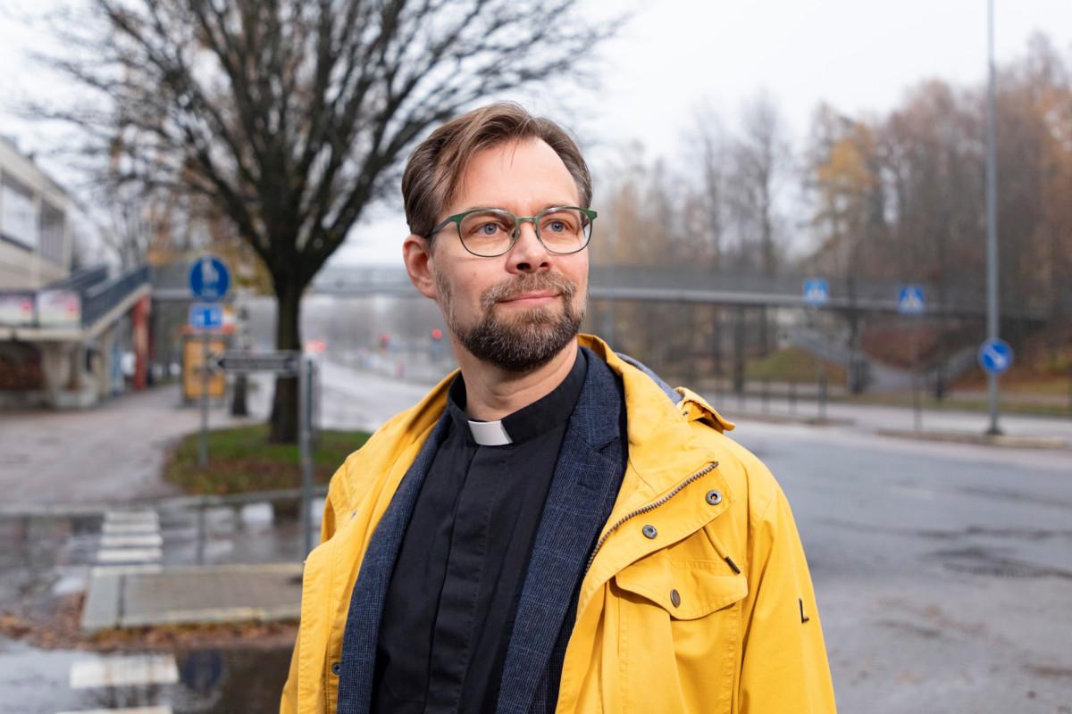 – Kari Tapio käsittelee elämää rehellisesti sellaisena, millaista siitä on sattunut tulemaan. Myös Vantaan lähiöissä näkee aitoutta ja rosoisuutta, sanoo pappi Tuomo Kahenvirta.