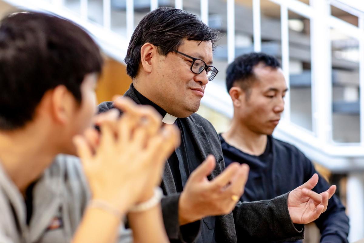 Silas Wang ja isänsä John Wang osallistuvat säännöllisesti kiinankieliseen messuun. Heidän välissään pappi Paulos Huang korostaa vapaaehtoisten merkitystä, sillä kiinankielisellä seurakunnalla ei ole esimerkiksi omaa kanttoria.