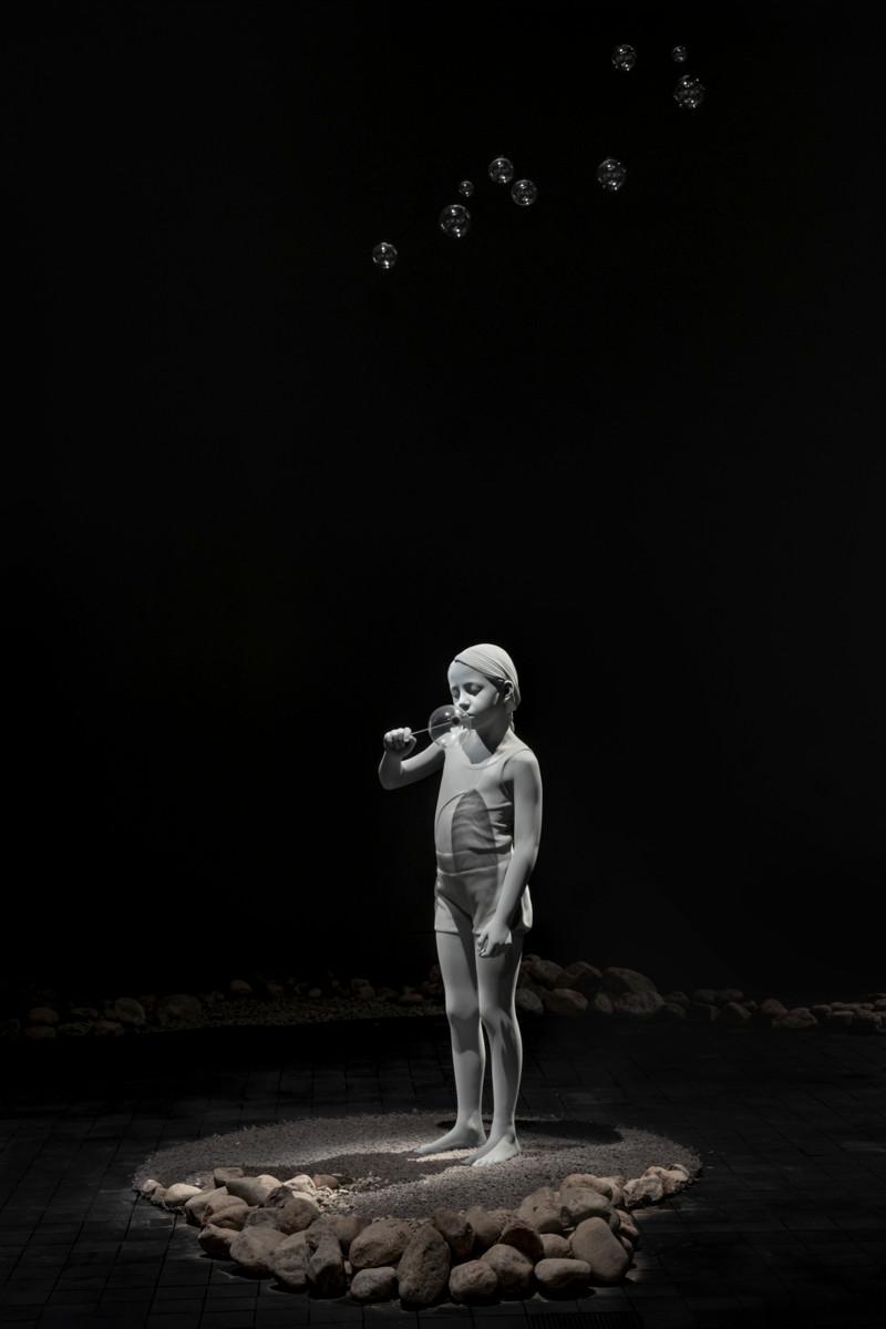 Hans Op de Beeck: Tatiana (saippuakupla).