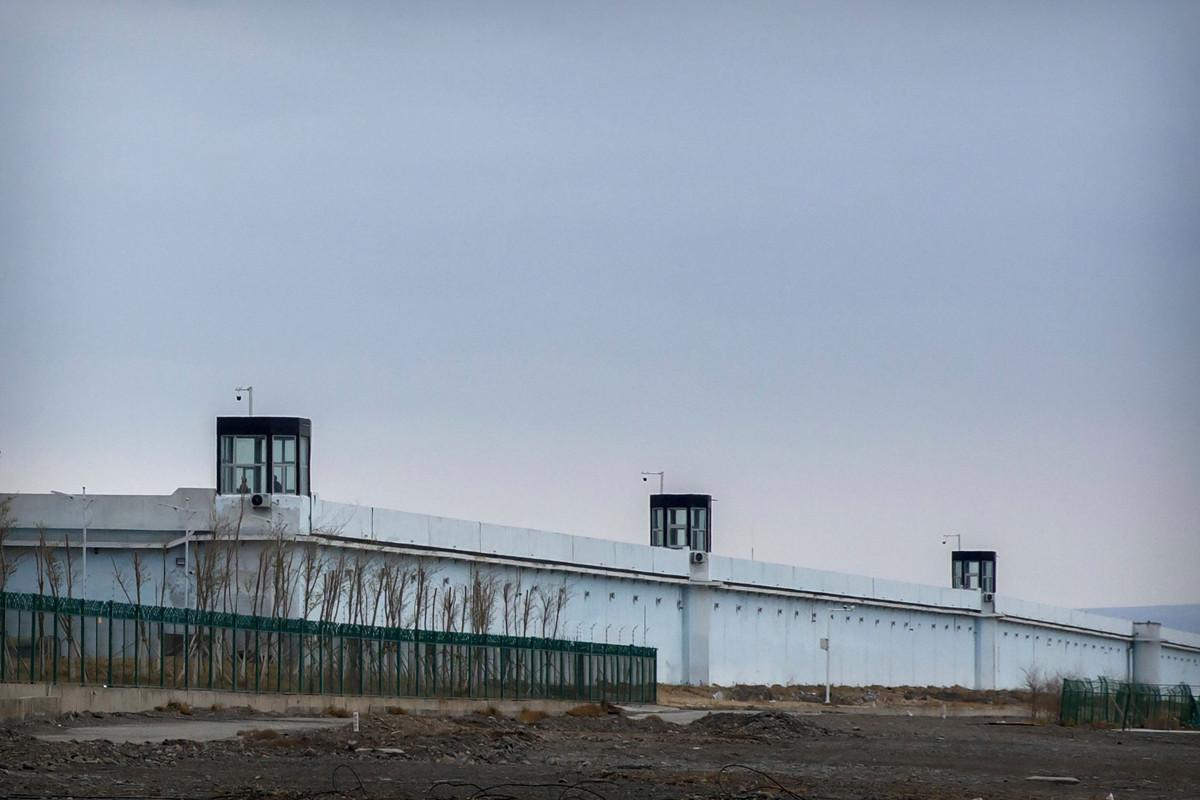 Vankileiri Dabanchengissa Xinjiangissa. Nury Turkelin mukaan leirit ovat keskitysleirejä. Kommunistisen puolueen vuodetut asiakirjat paljastivat niiden toimintaohjeet. Esimerkiksi opetushetkien tarkoitus on tukea sitä, etttä “opiskelijat” ymmärtäisivät syvällisesti “aiemman käytöksensä laittoman, rikollisen ja vaarallisen luonteen”. Todellisuudessa syy leirille sulkemiseen on kansallisuus ja uskonto. Kuva: Mark Schiefelbein/AFP/Lehtikuva.