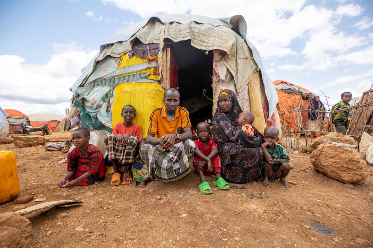 Nälkää paenneet ihmiset asuvat majoissa, jotka on tehty muovista ja vanhoista vaatteista. Kuva on Gaanugayn leiriltä Somaliasta.