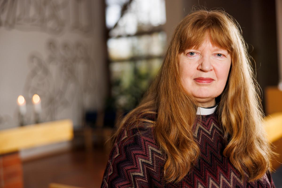 Kirkkovuosi alkaa adventista. Vuosaaren seurakunnan pappi Tiina Ahonen polttaa kotona adventtikynttilöitä lauantai-iltaisin, kun ehtookellot ovat soineet ja uusi pyhäpäivä on alkanut.