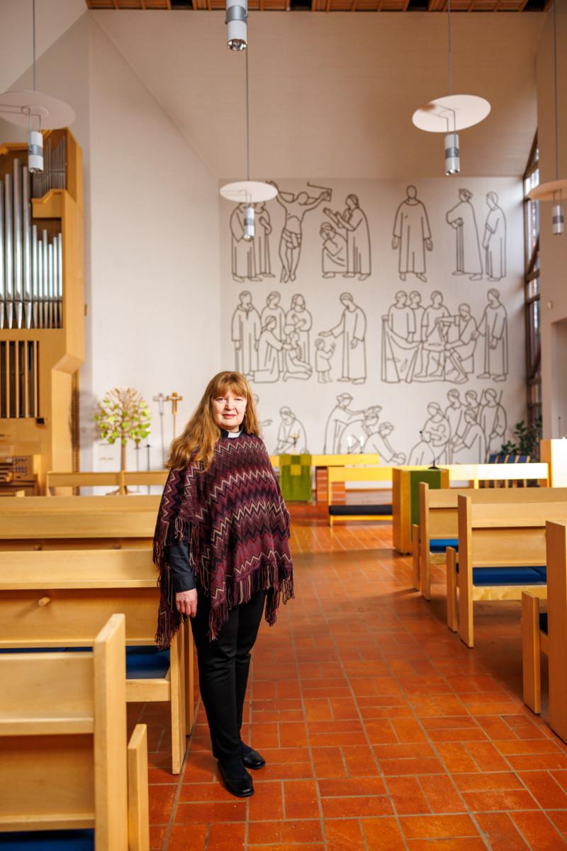 – Adventti tarkoittaa saapumista, luokse tulemista. Jumala saapuu luoksemme Jeesuksessa. Ensimmäisen adventtisunnuntain kertomus Jeesuksesta, joka ratsastaa aasilla Jerusalemin pääsiäisjuhlille, puhuttelee minua adventin kertomuksista tällä hetkellä eniten. Jeesus on rauhan ruhtinas läpi koko elämänsä, Tiina Ahonen sanoo.