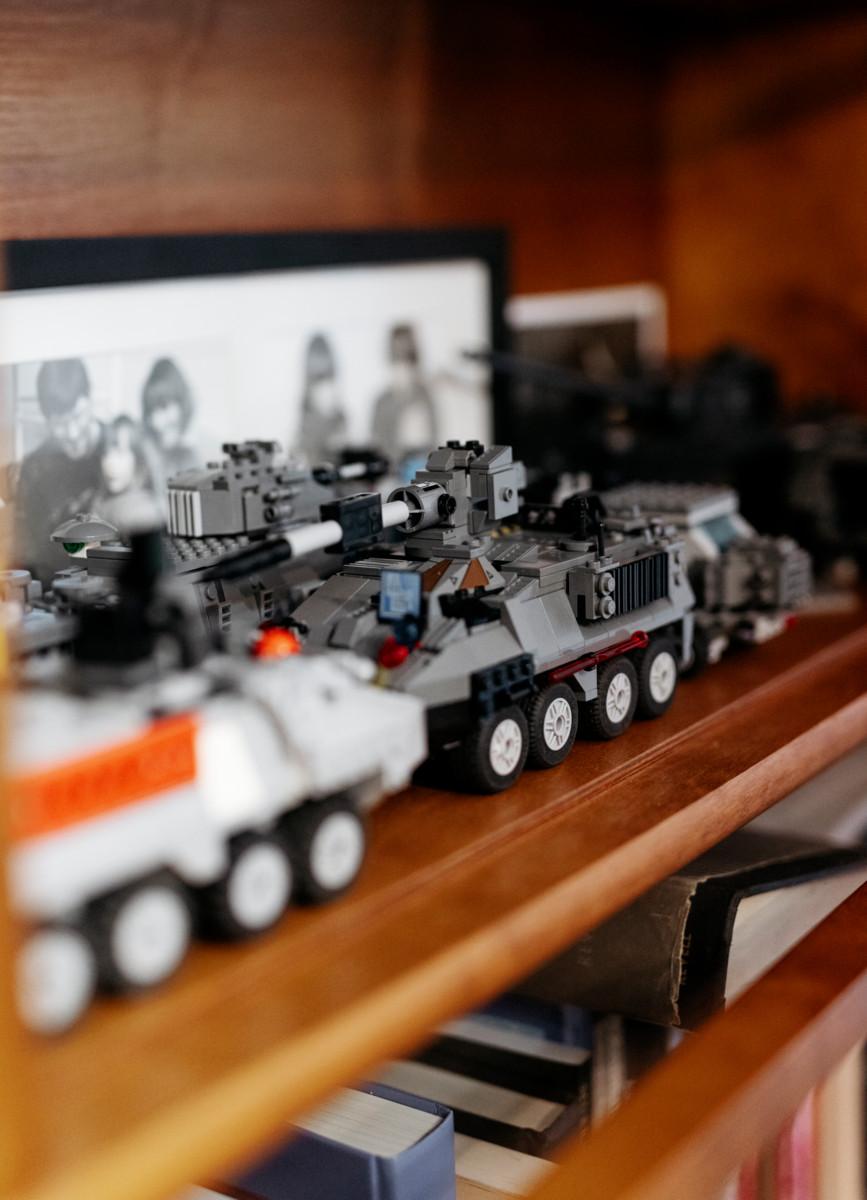 Kari Kuulan hyllyissä on legoista rakennettuja panssaroituja miehistönkuljetusajoneuvoja ja hävittäjäkoneiden pienoismalleja.