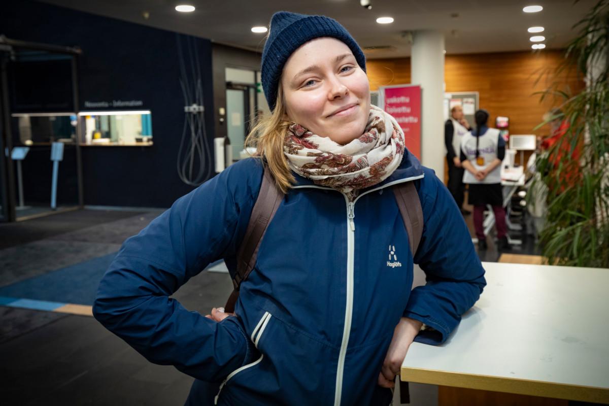 Kotitalousopettajaksi opiskeleva vantaalainen Helena Mäntylä äänesti Laurea-ammattikorkeakoulun aulassa Tikkurilassa.