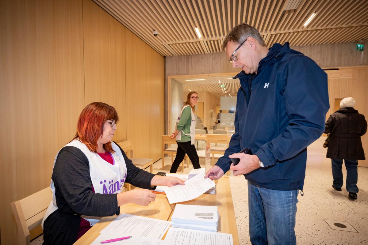 Kari Salminen kävi äänestämässä Tikkurilan kirkolla. Vaalivirkailijana oli Minna Kuusela. 