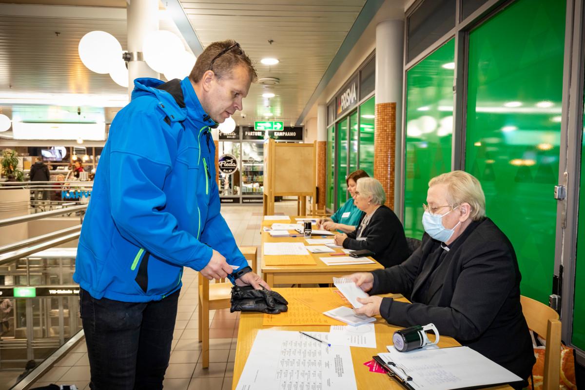Antti Hilmola äänesti Malmintorin kauppakeskuksessa. Vaalitoimitsijoina olivat Heli Harkko, Kaisu Rauhamaa ja Anita Olli.