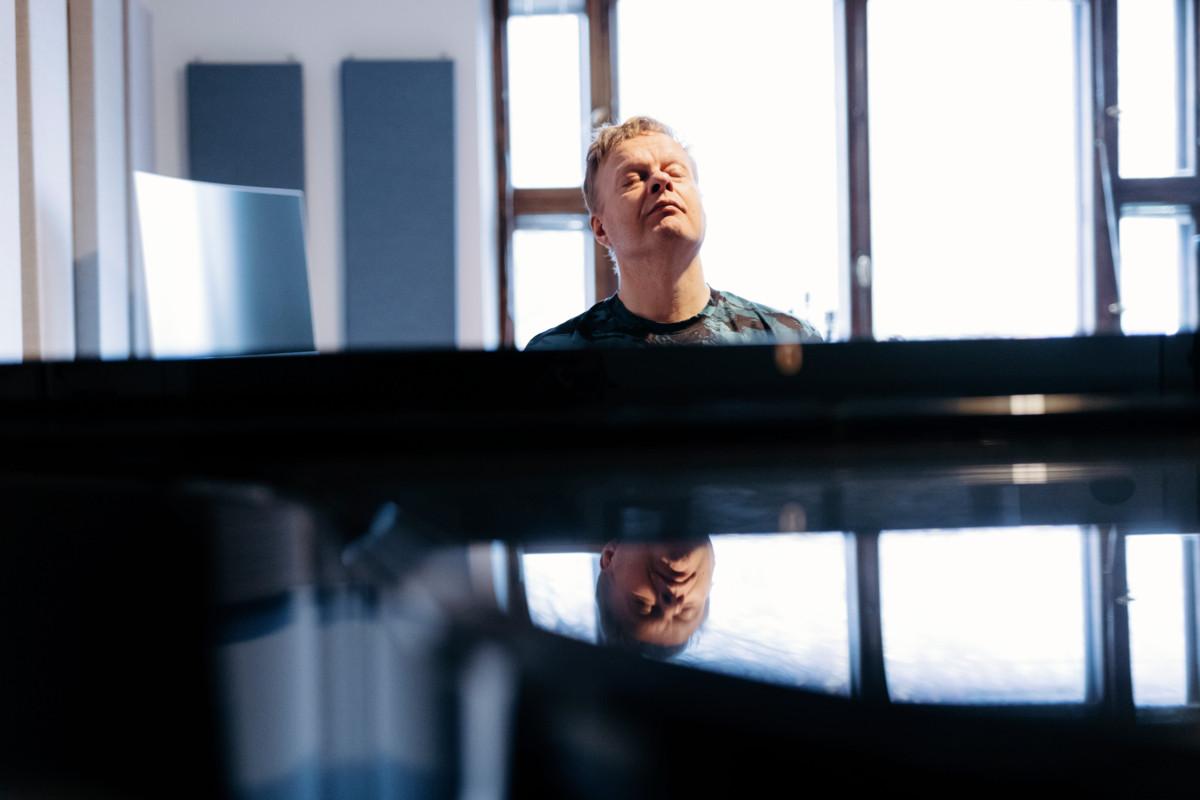 Iiro Rantala keskittyy musiikin tekemiseen kotonaan taidekoti Lallukassa.