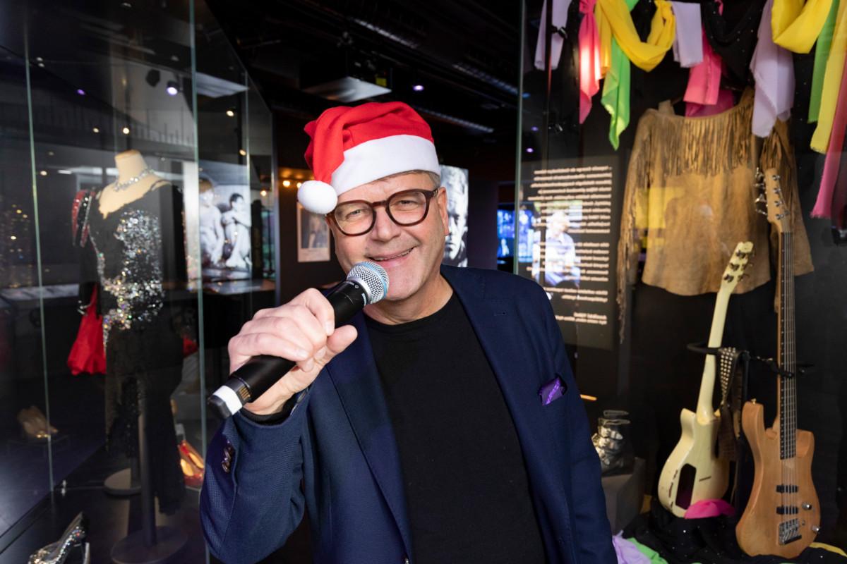 Musiikkimuseon johtaja Olli Ilmolahti harrastaa laulamista bändissä, joka on soittanut yhdessä 45 vuotta ja tehnyt kaksi joululevyä.