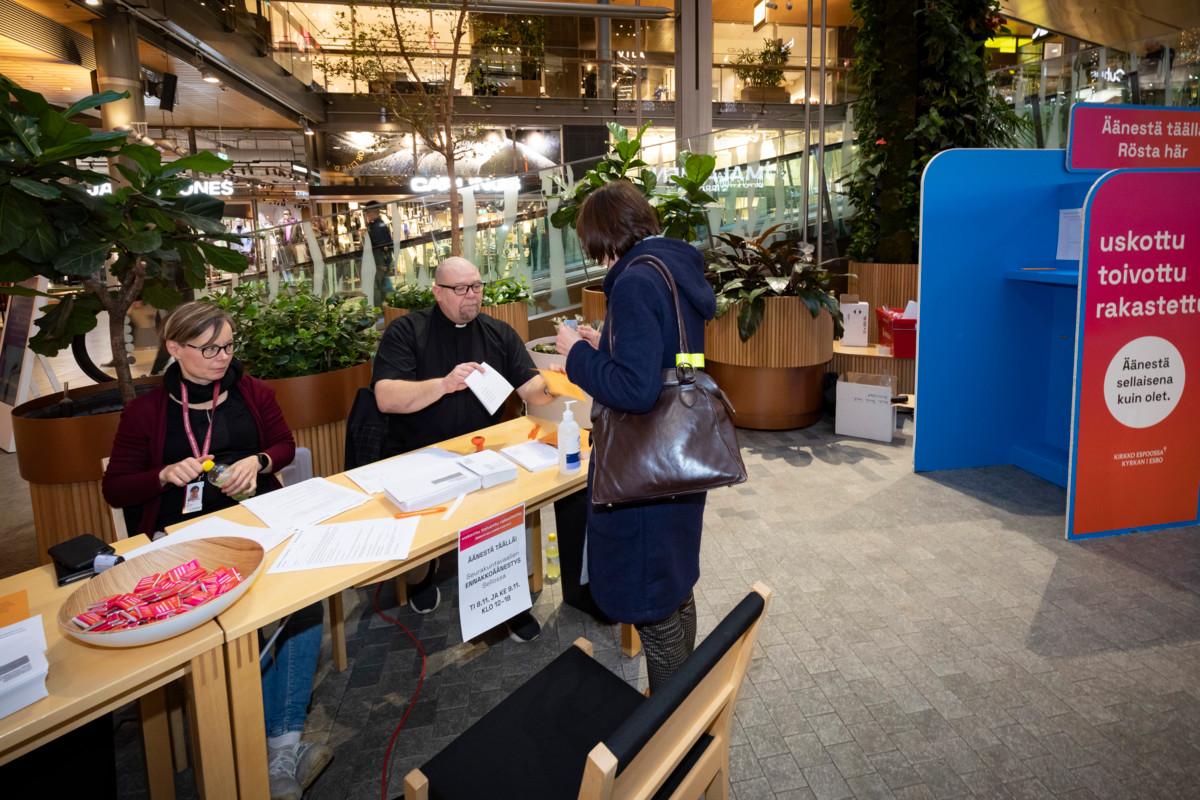 Yksi seurakuntavaalien ennakkoäänestyspaikoista oli kauppakeskus Sellossa Espoossa. Hanna Kahelin kävi äänesti ennakkoon, vaalitoimitsijoina toimivat Outi Noponen ja Timo Salo.