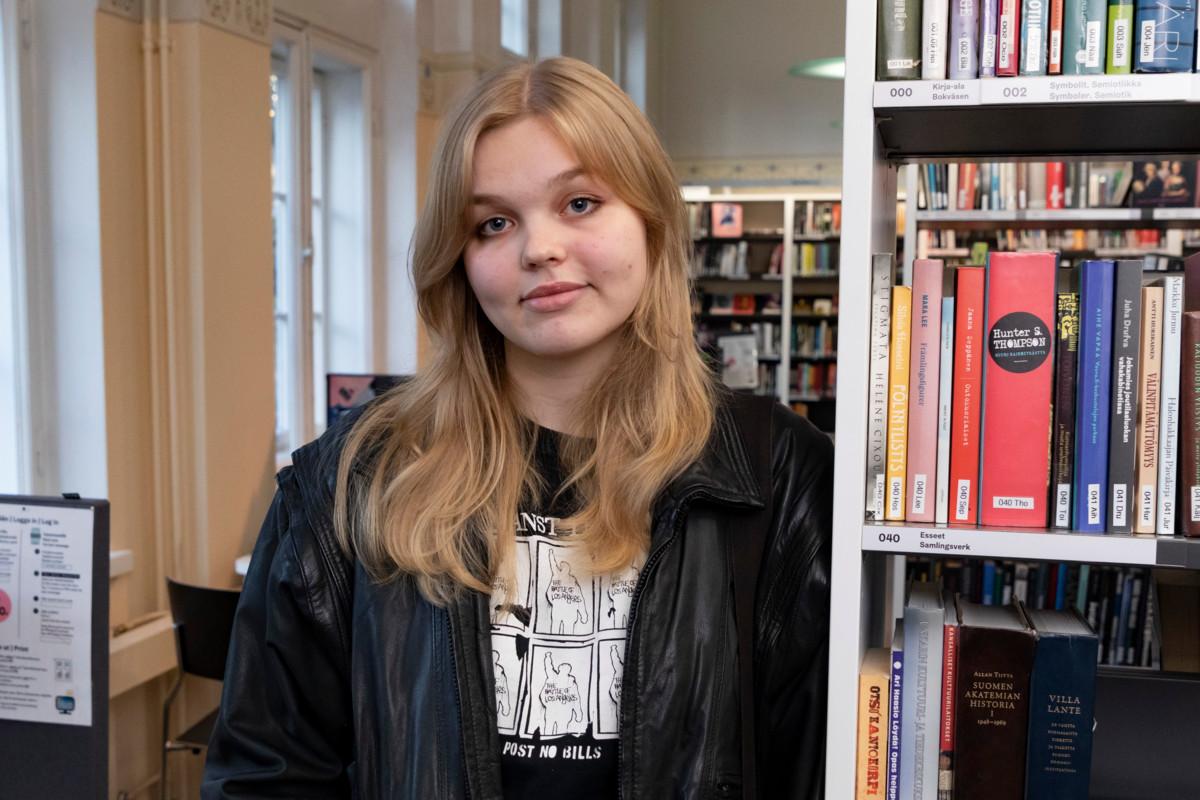 Lukion toista vuotta käyvä Viivi Lundgren ehdottaa joko oppituntien tai itsenäisten tehtävien vähentämistä. Hänelle itselleen itsenäinen työskentely sopii.