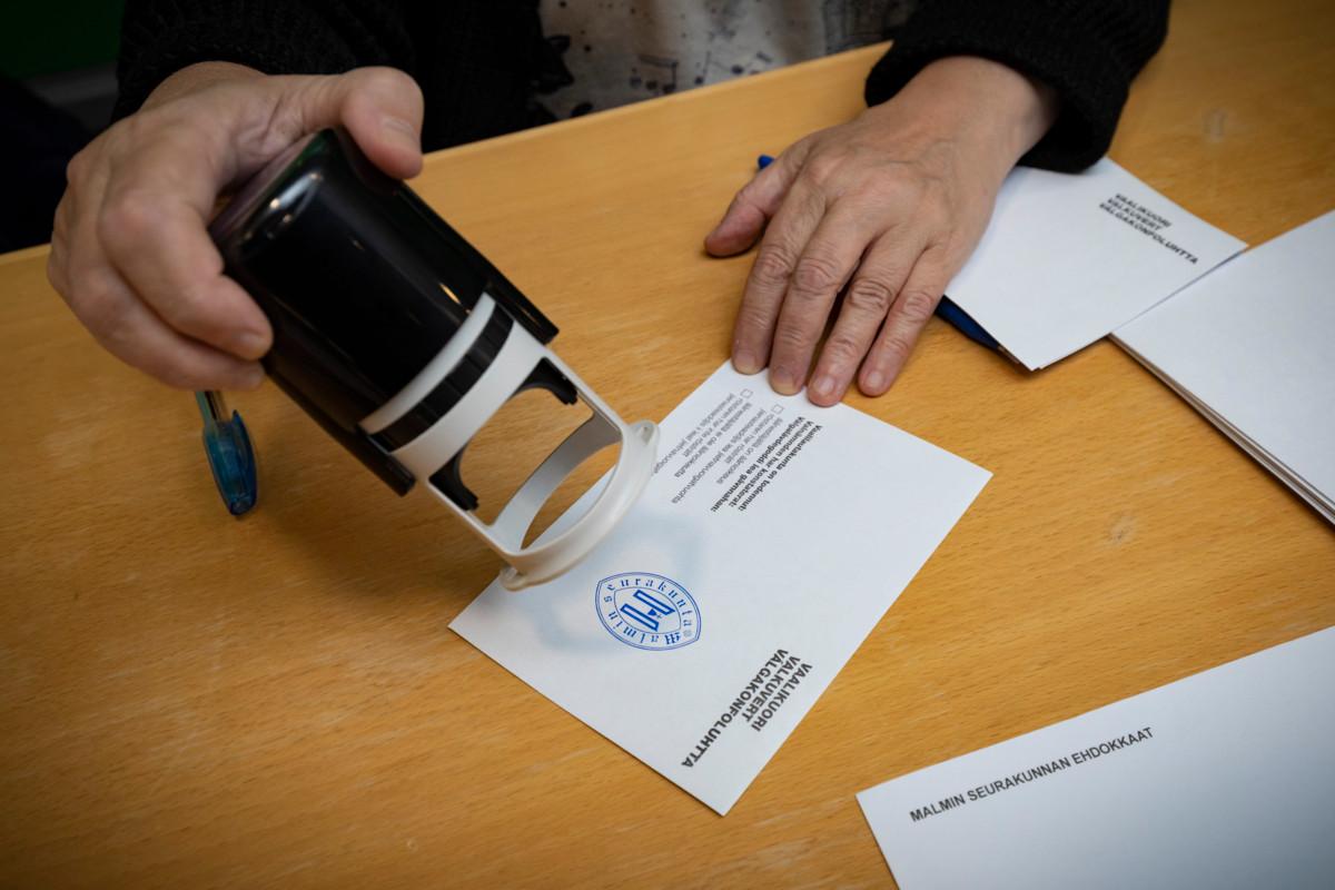 Vaalitoimitsija leimasi vaalikuoren ennakkoäänestyspaikalla Malmintorin kauppakeskuksessa Helsingissä. 