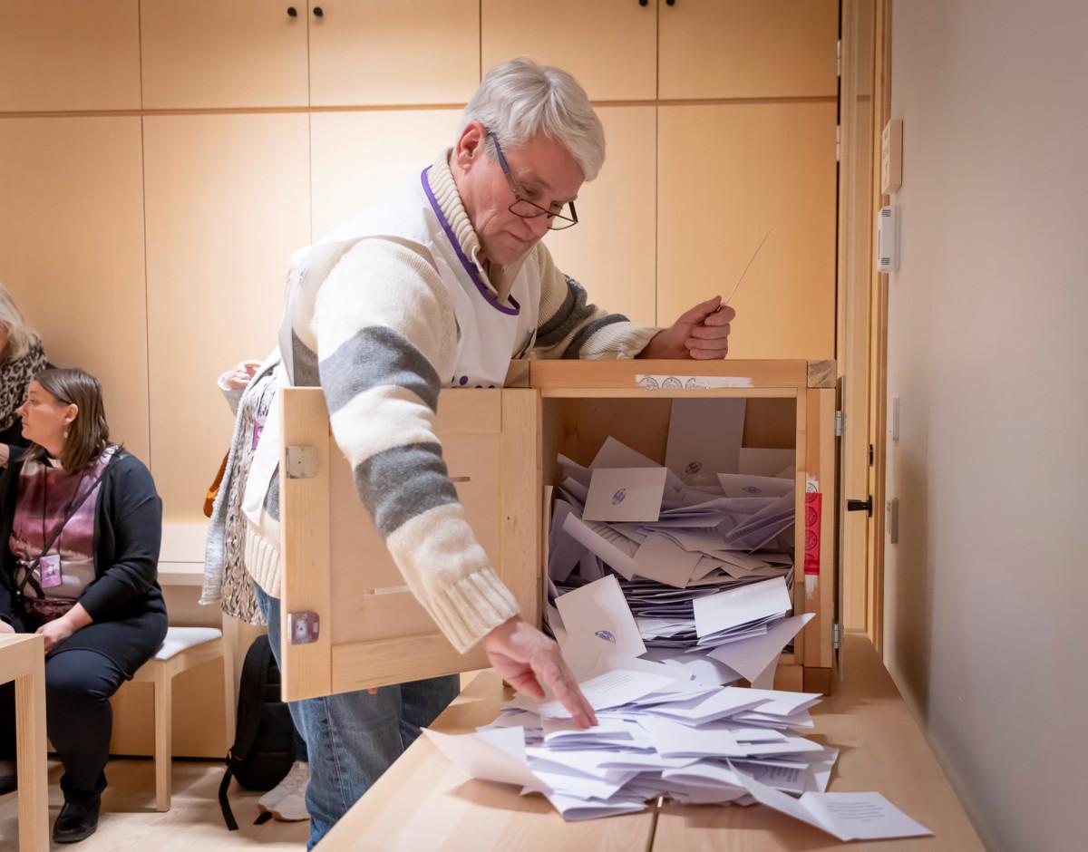 Tikkurilan seurakunnan vaalilautakunnan puheenjohtaja Hannu Kokko avasi yhteisen kirkkovaltuuston vaalin uurnan äänten laskemista varten.