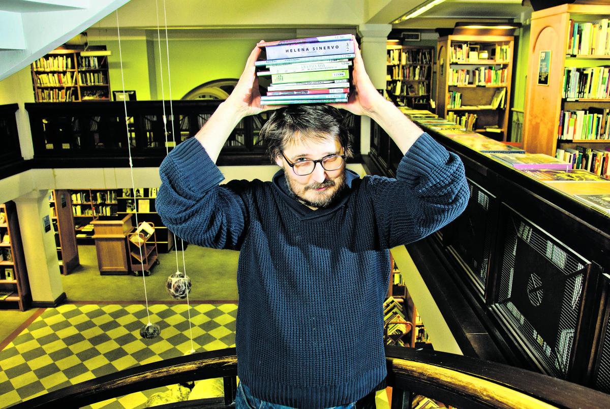 Ylös runous! Tommi Parkko on hankkinut runoilijoille esiintymis-tilaisuuksia esimerkiksi Rikhardinkadun kirjastoon.