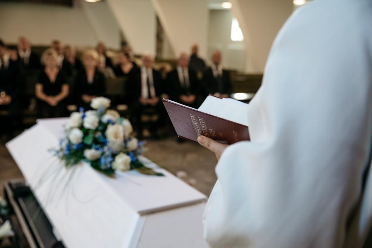 Kuolleisuuden kasvu Suomessa näkyy myös Helsingin hautajaisten määrässä.