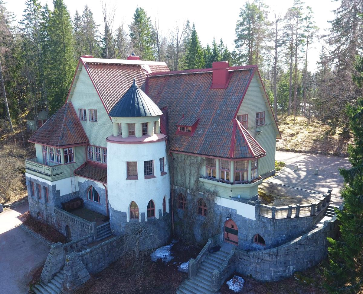 Espoon seurakuntien kurssikeskus Hvittorp aiotaan siirtää maalämpöön. Urakan kilpailutus on käynnissä. Kuvassa vanha rakennus Villa Hvittorp. Kuva: Espoon seurakuntien kuva-arkisto.