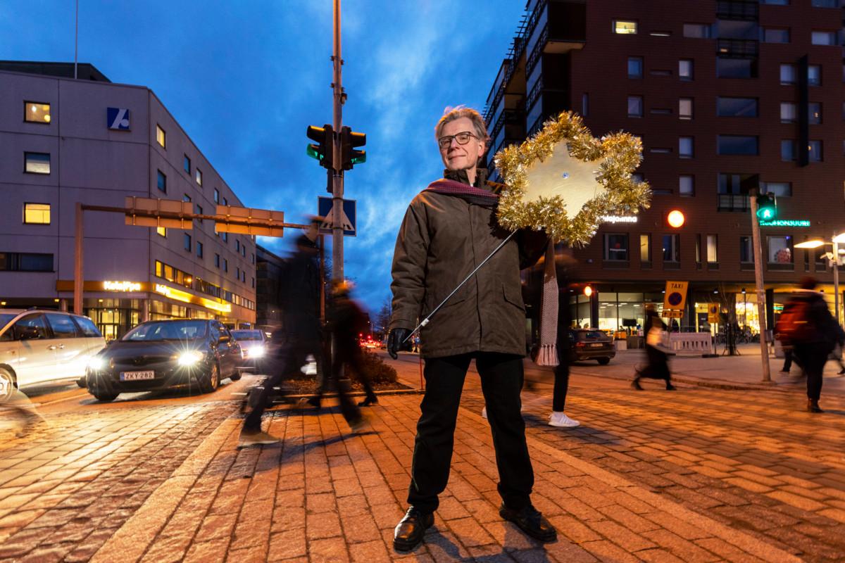 Espoon seurakunnat haluaa olla merkityksellinen, tunnettu ja läsnä ihmisten elämässä. Kirkkoherra Kalervo Salo oli jouluisissa tunnelmissa Leppävaaran keskustassa vuonna 2019.