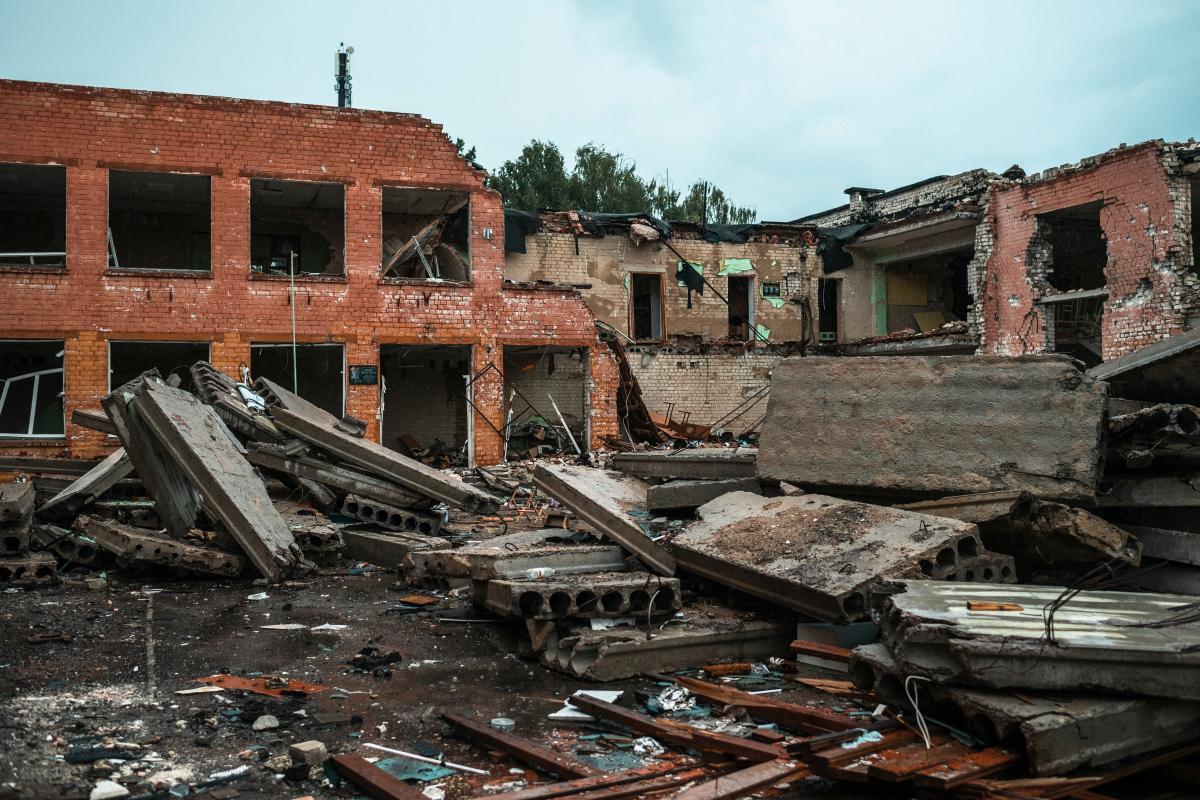 Tšernihivin koulu numero 21 tuhoutui pahoin taisteluissa keväällä 2022. Kirkon Ulkomaanapu auttaa muun muassa järjestämään väliaikaisia opetustiloja Ukrainassa.