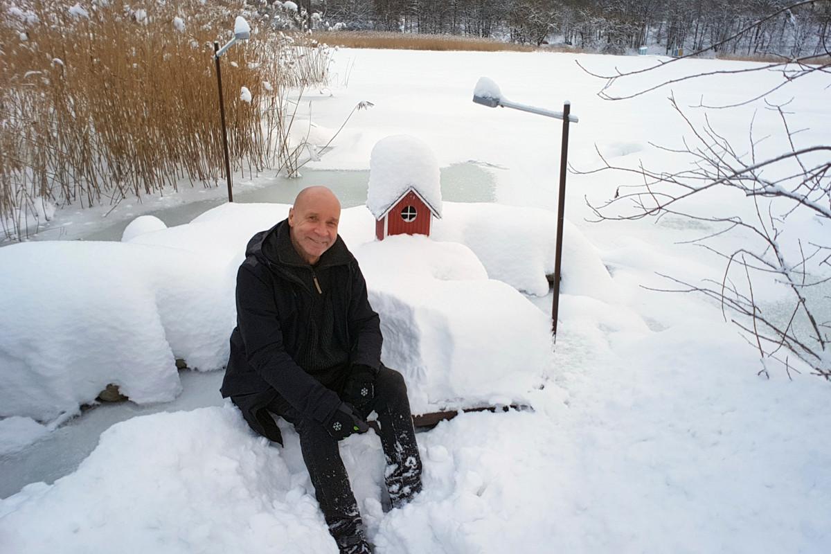 Markku Puustisen nikkaroima punainen minivesivoimala on saanut Töölönlahdella suuren suosion.