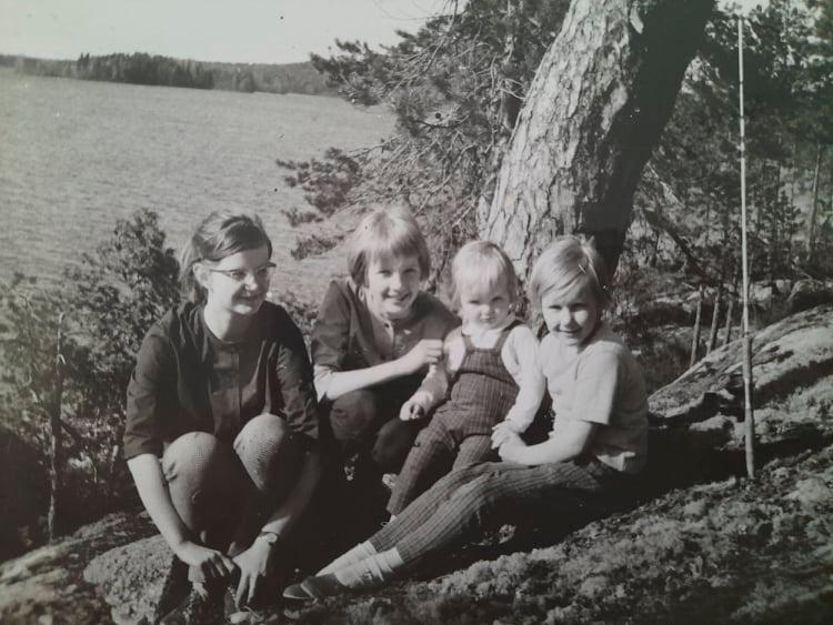 Lammen perheen tytöt Anna-Leena (vas.), Marja, Elina ja Riitta kesällä 1962 perheen kesäpaikassa.