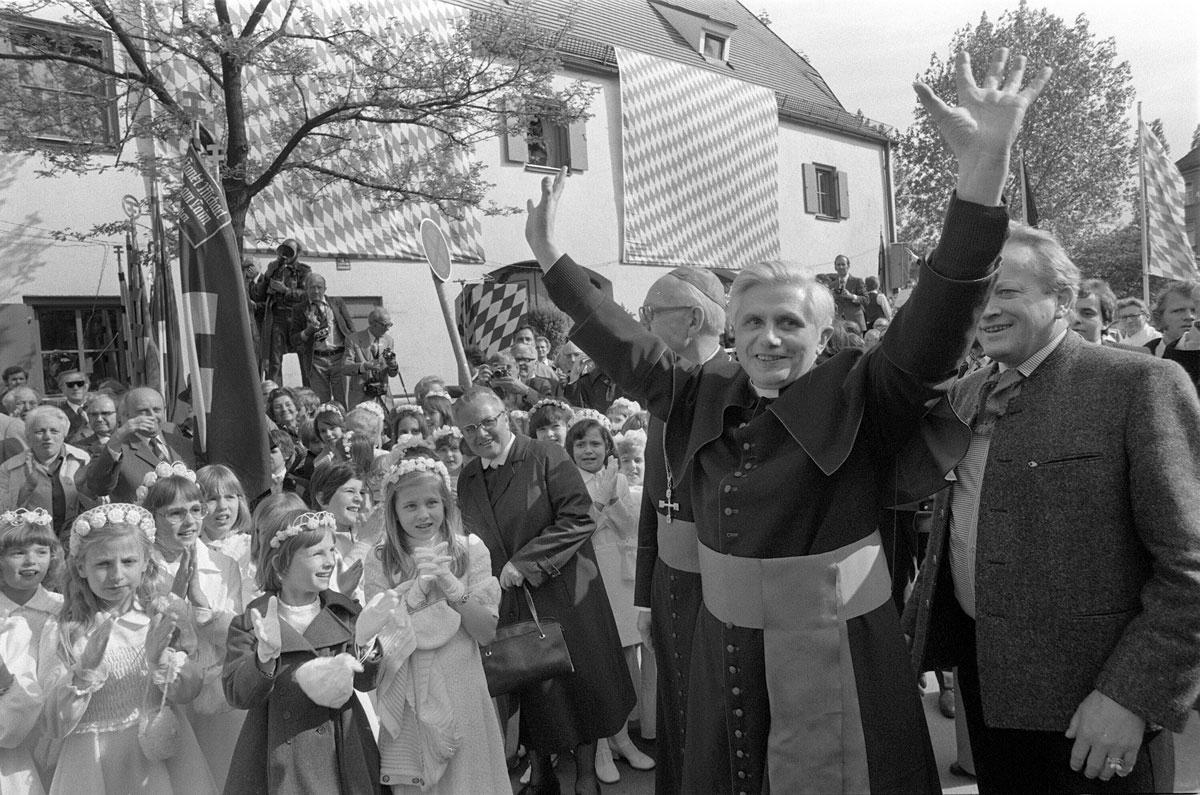 Joseph Ratzingerilla oli lupaava akateeminen ura, mutta hän jätti professorin viran kun sai kutsun Münchenin ja Freisingin arkkipiispaksi vuonna 1977. Kuva: AP / Lehtikuva