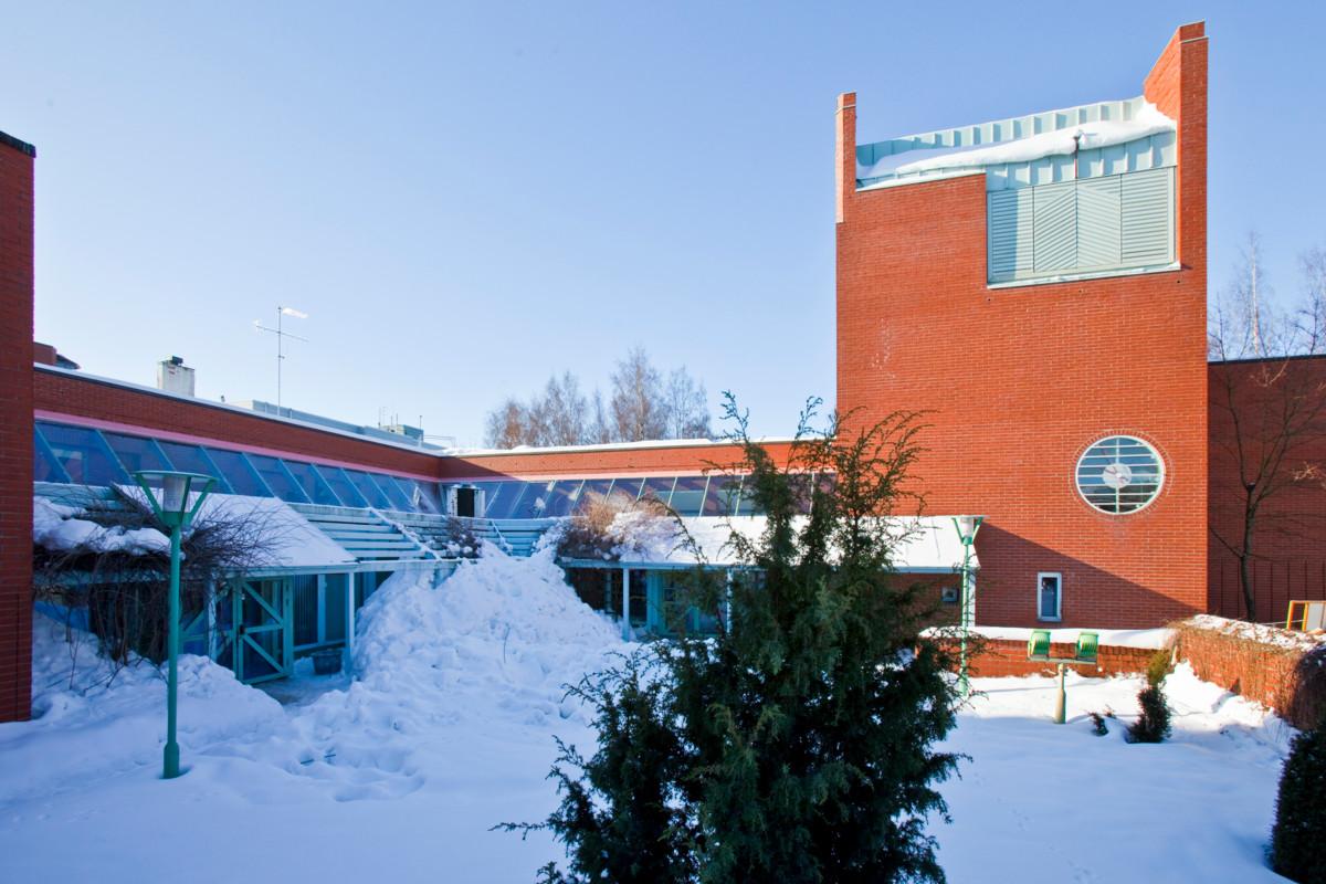 Matteuksen seurakunta toimii Matteuksenkirkolla Itäkeskuksessa. 