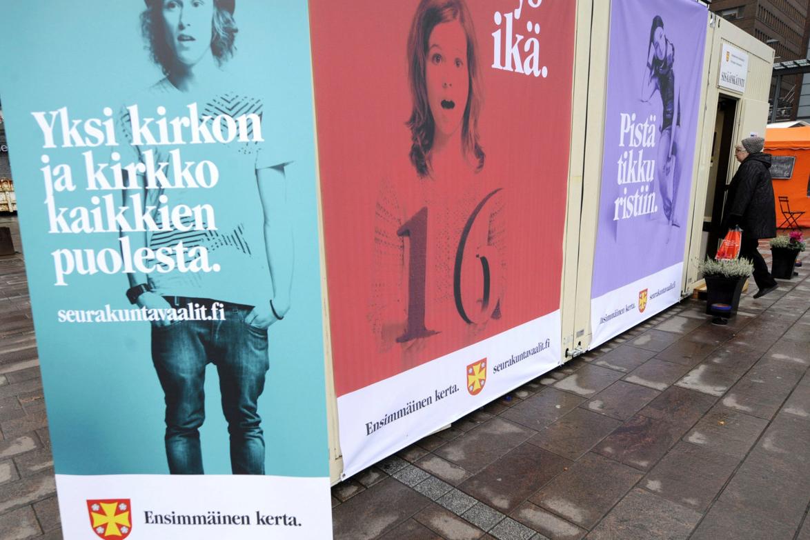 Seurakuntavaalien kampanjajulisteita vuonna 2010. Tuolloin 16 vuotta täyttäneet pääsivät äänestämään ensimmäistä kertaa. Kuva Jarno Mela / Lehtikuva.