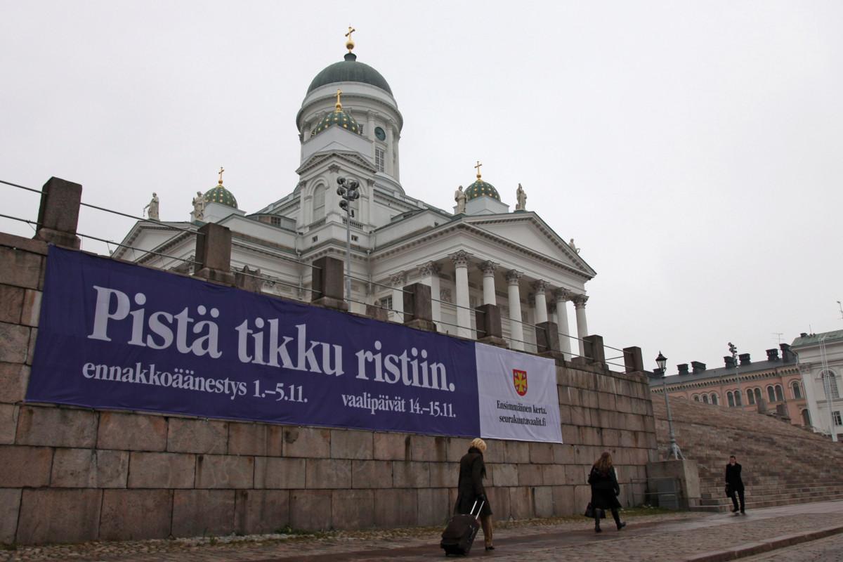 Vuoden 2010 seurakuntavaalimainontaa paraatipaikalla Helsingin tuomiokirkon edessä. Kuva Aarne Ormio / Kirkon kuvapankki.