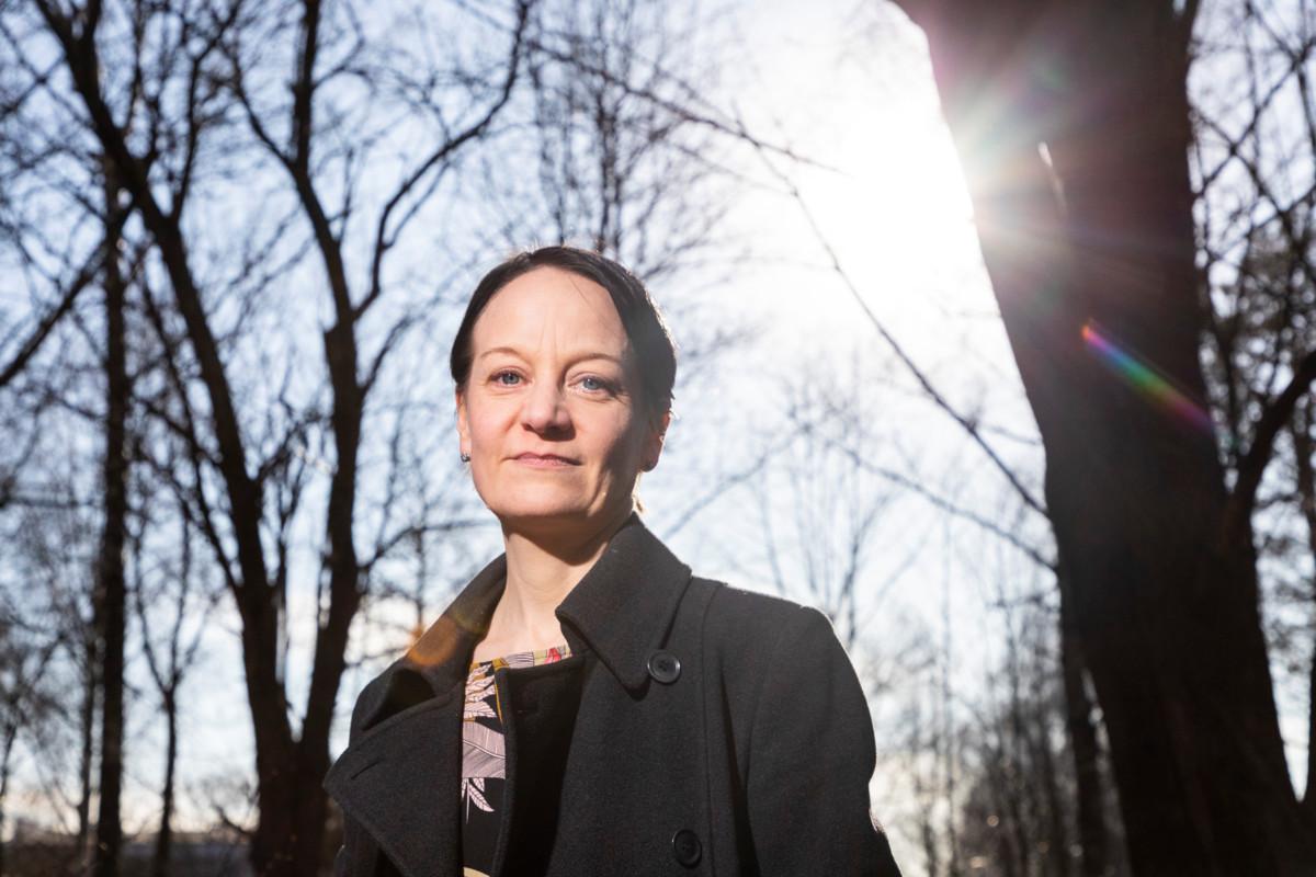 Jos hääjärjestelyt stressaavat, pappi ja tunnelukkoterapeutti Miia Moisio neuvoo rauhoittamaan hermostoa pitkillä uloshengityksillä. Kuva: Esko Jämsä.