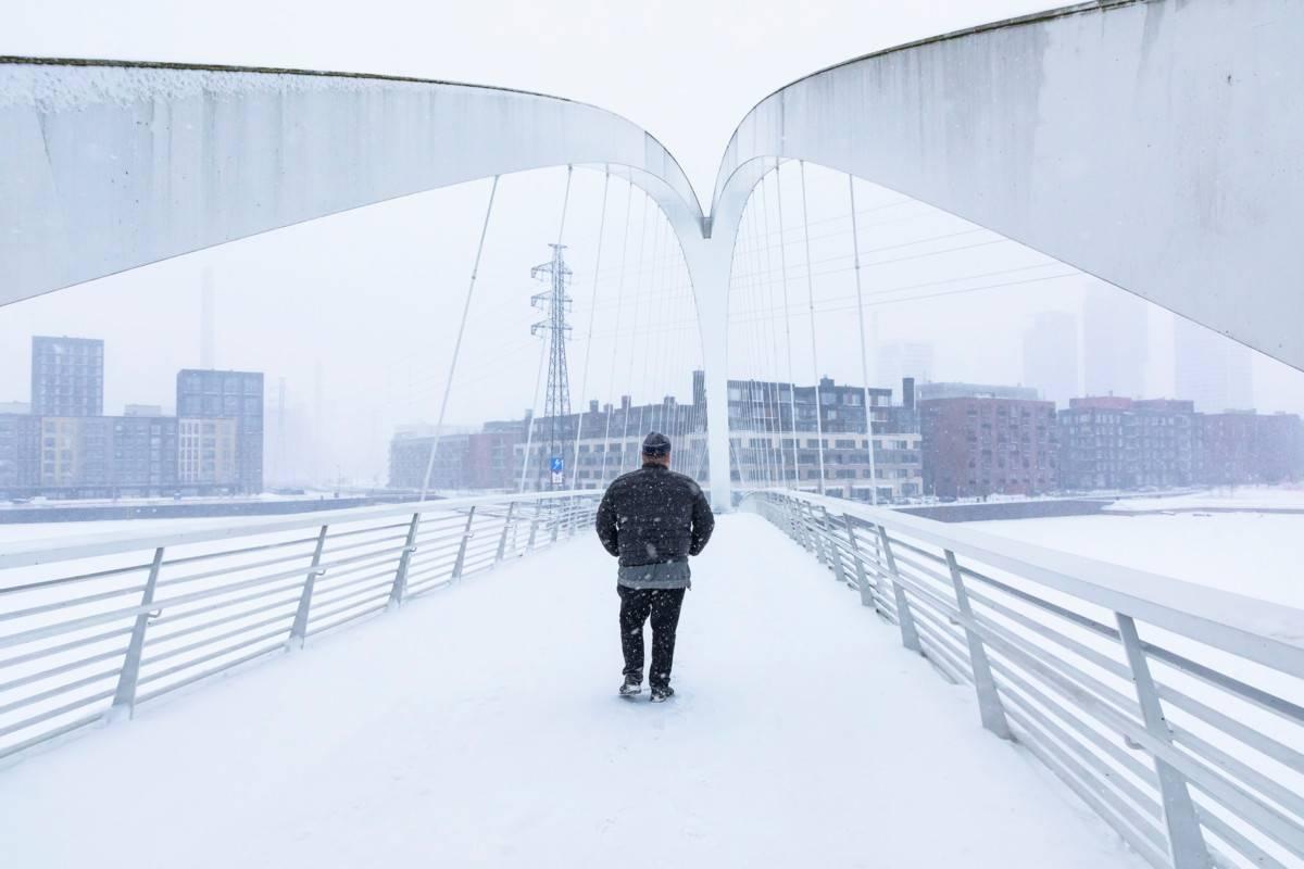 – Yhteydenotot ja ajatukset ovat tervetulleita. Minut saa kutsua kylään tai vaikka baariin juttelemaan, Kalasataman alueen toimintaa kehittävä pappi Visa Viljamaa sanoo.