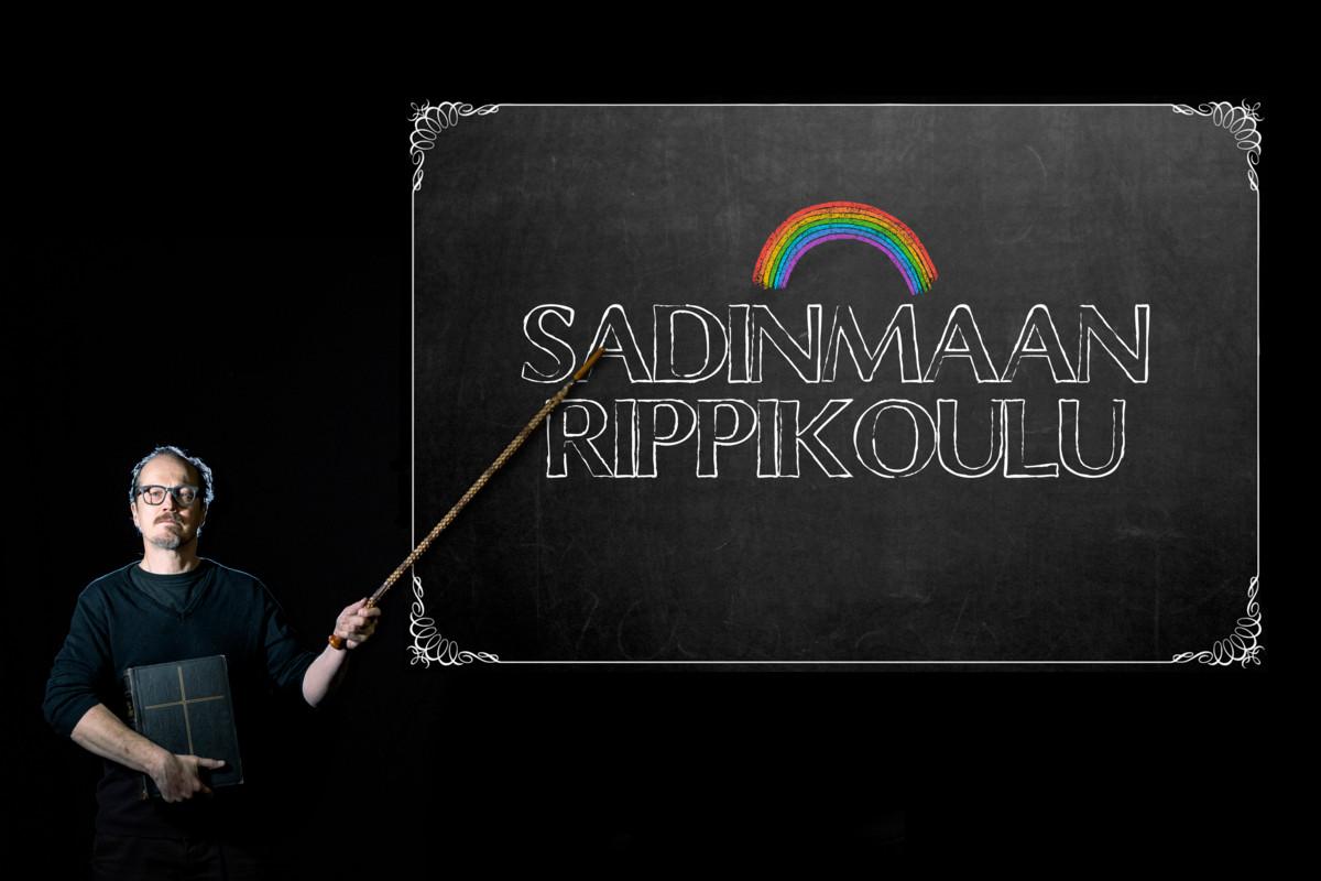 Kai Sadinmaa kertoo Koko-teatterin lavalla omalla persoonallisella tyylillään kristinuskon perusasioista ja keskustelee niistä yleisön kanssa.