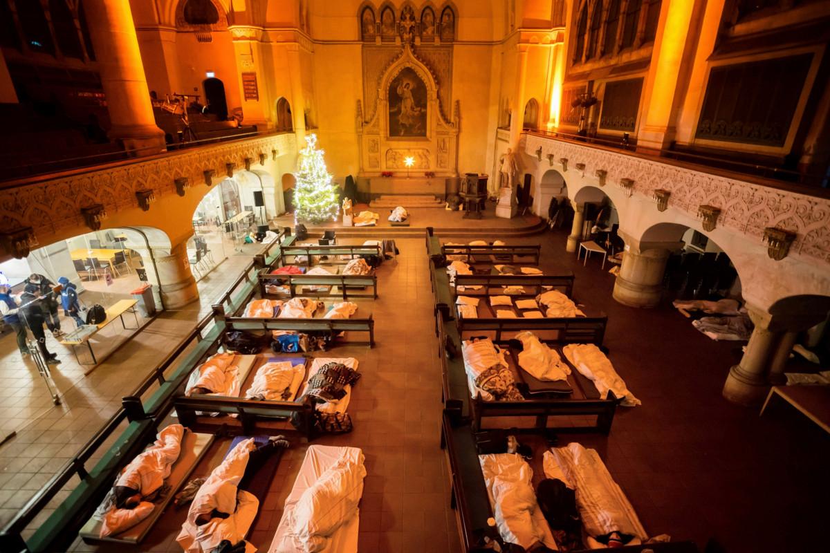 Kodittomat yöpyivät berliiniläisessä kirkossa joulukuussa 2022. Kuva: Christoph Soeder / DPA / Lehtikuva