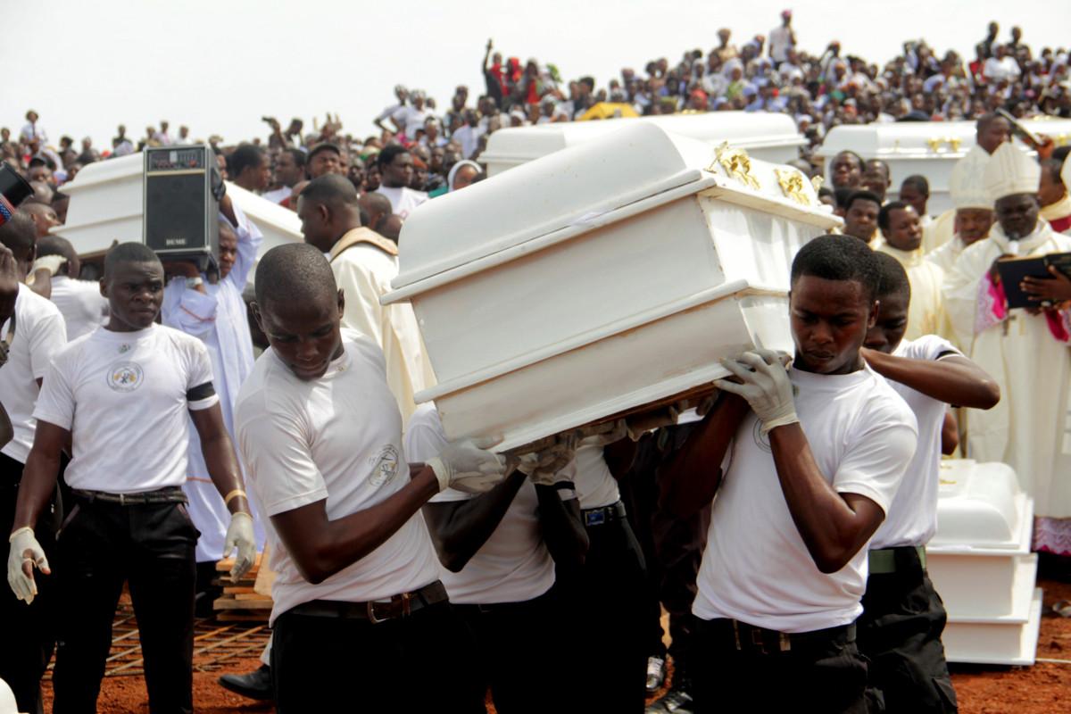 Kaksi pappia ja 17 seurakuntalaista kuoli fulani-paimentolaisten tekemässä iskussa Nigeriassa 2018. Nigeria jakautuu yhä vahvemmin muslimeiden asuttamaan pohjoiseen ja kristittyjen etelään, ja iskuja kirkkoihin tehdään ajoittain. Kuva: Emmy Ibu / AFP / Lehtikuva