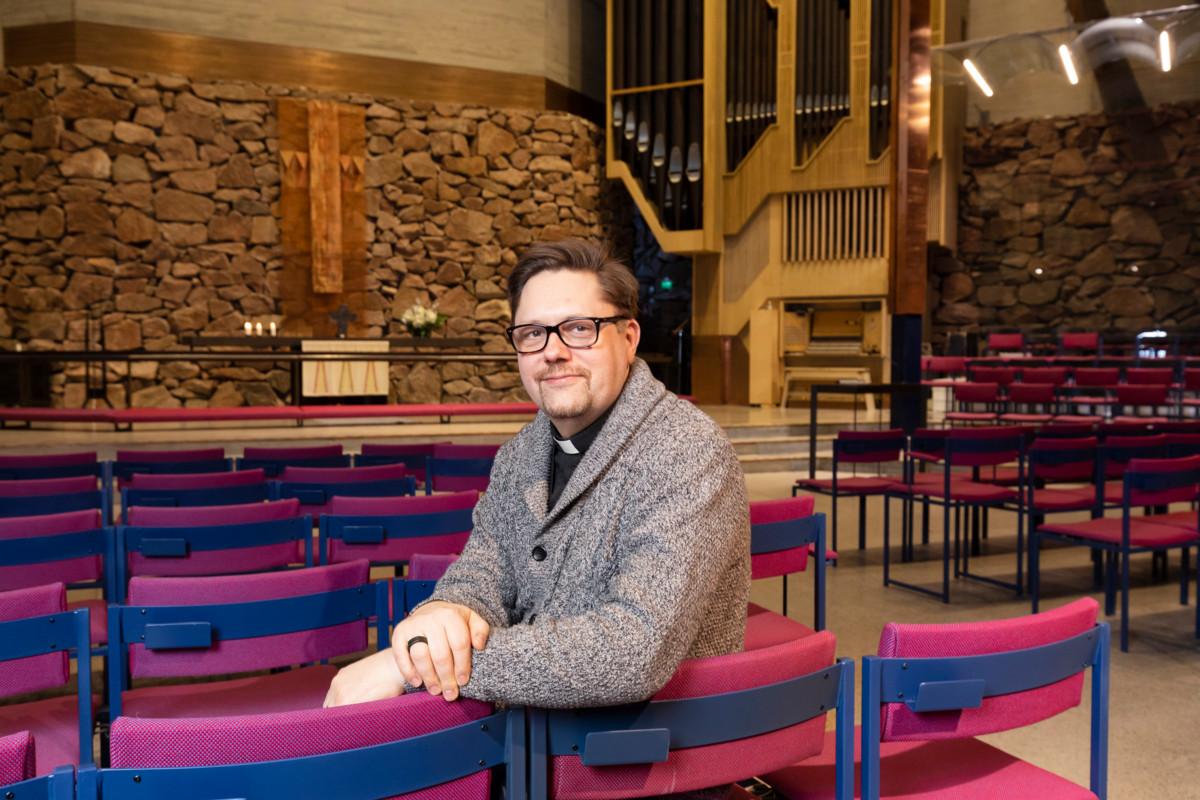 – Olen iloisesti yllättynyt siitä, että niin moni aikuinen haluaa käydä rippikoulun, sanoo Jukka Lehti, joka kuvattiin Espoonlahden kirkossa.