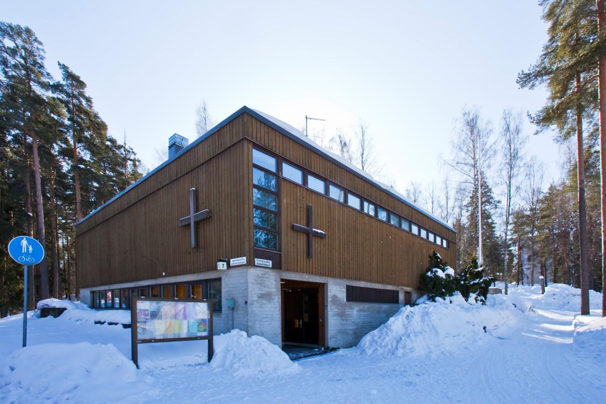 Jakomäen kirkko valmistui vuonna 1975. Rakennus on ollut pois käytöstä vuodesta 2019.