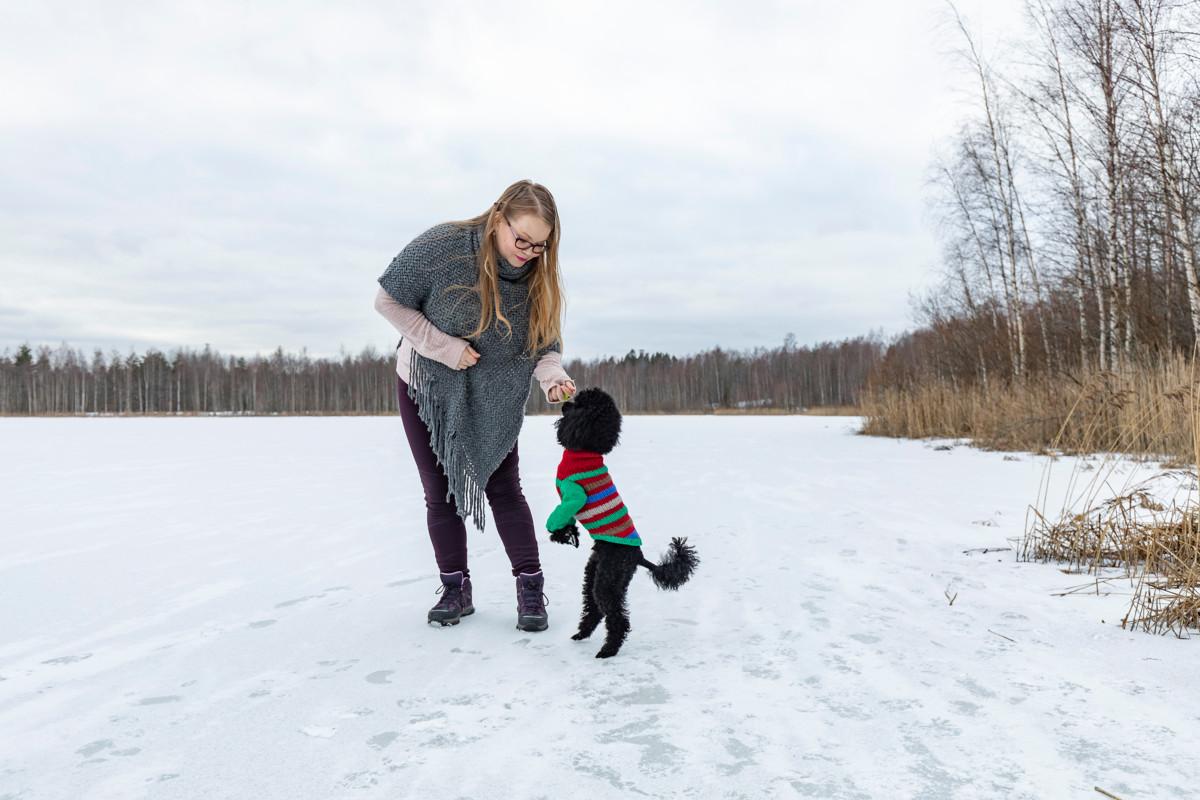 – Leeroy kannustaa minua liikkumaan, mikä on diabeetikolle tosi hyväksi, Vaula Kuuluvainen sanoo. Parivaljakko ulkoilee kotinsa läheisellä Lammaslammella Vantaalla.