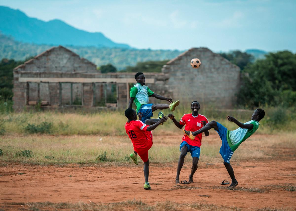 Jalkapallo on yksi väline rauhantyössä. Osa entisistä karjavarkaista pelaa nykyään yhdessä nuorempien poikien kanssa samassa jalkapallojoukkueessa. 