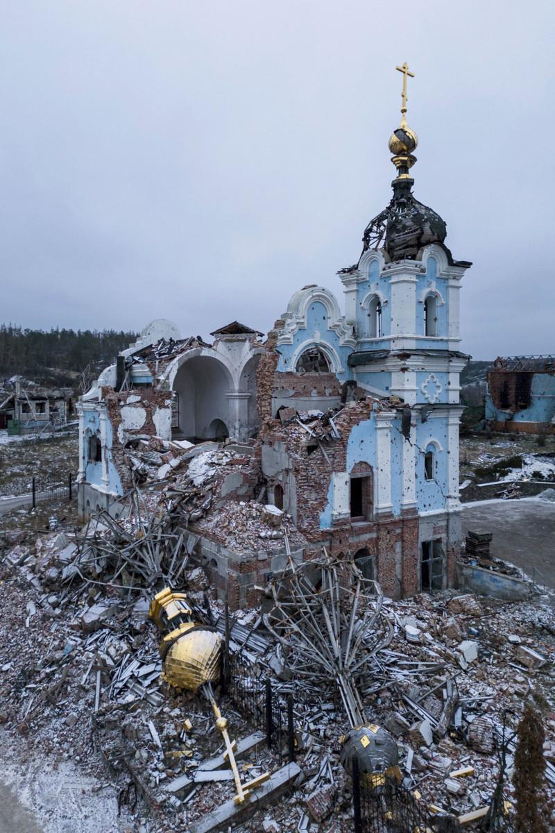 Venäjän joukot tuhosivat Jumalanäidille pyhitetyn kirkon Bogorodychnen kylässä. Venäläiset ovat ukrainalaisen Institute for Religious Freedomin mukaan tähän mennessä tuhonneet lähes 500 kirkkoa ja pyhää paikkaa. Kuva: Evgeniy Maloletka/AP/Lehtikuva