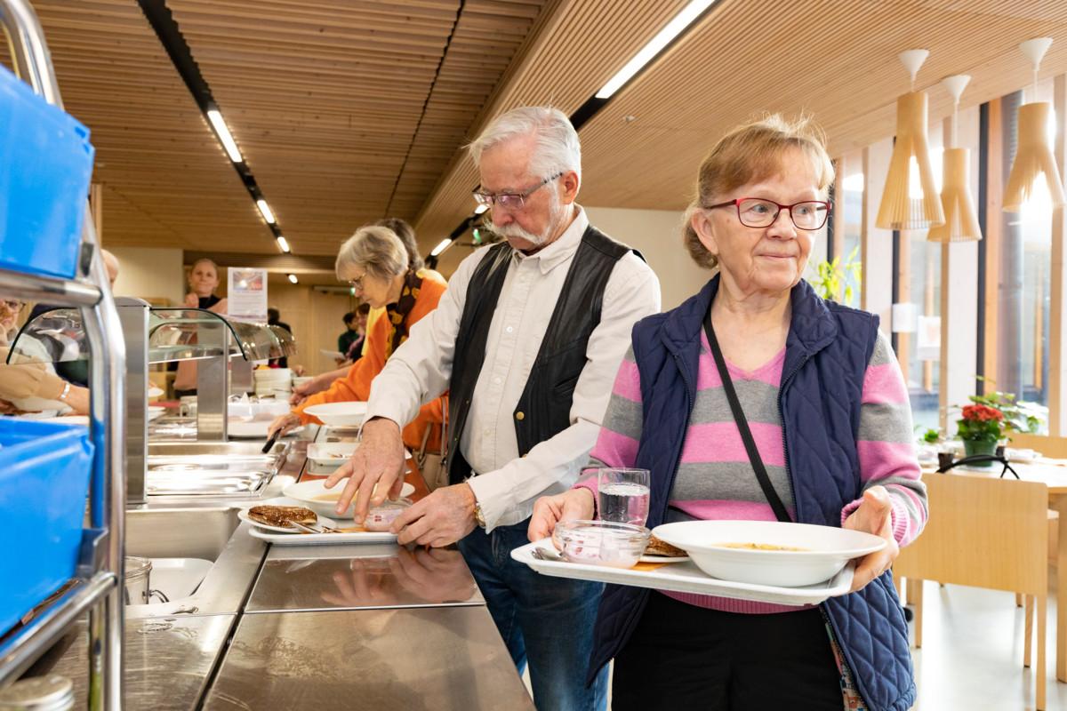 Seija ja Pentti Laukkanen arvostavat kappelilounaan hyvää hinta-laatusuhdetta.