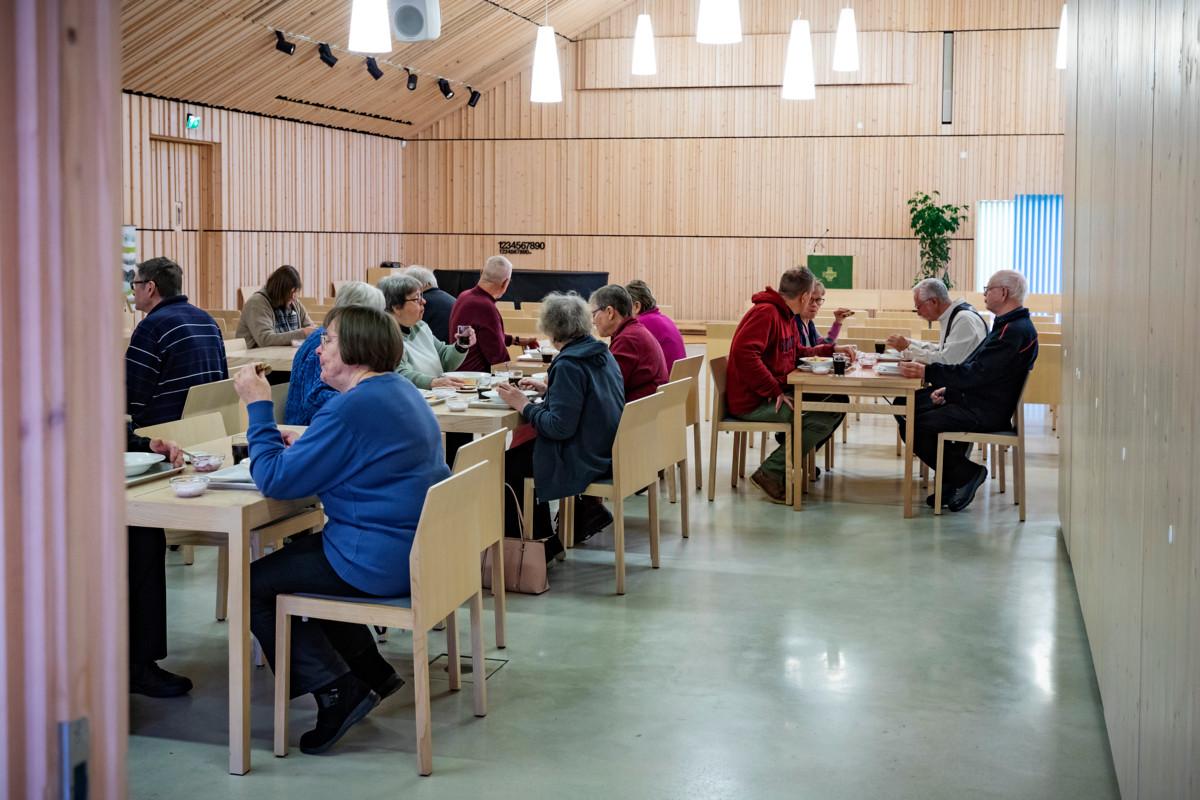 Suvelan kappelilounaalla pöydistä kuuluu iloinen puheensorina. Valtaosa ruokailijoista on eläkeikäisiä.