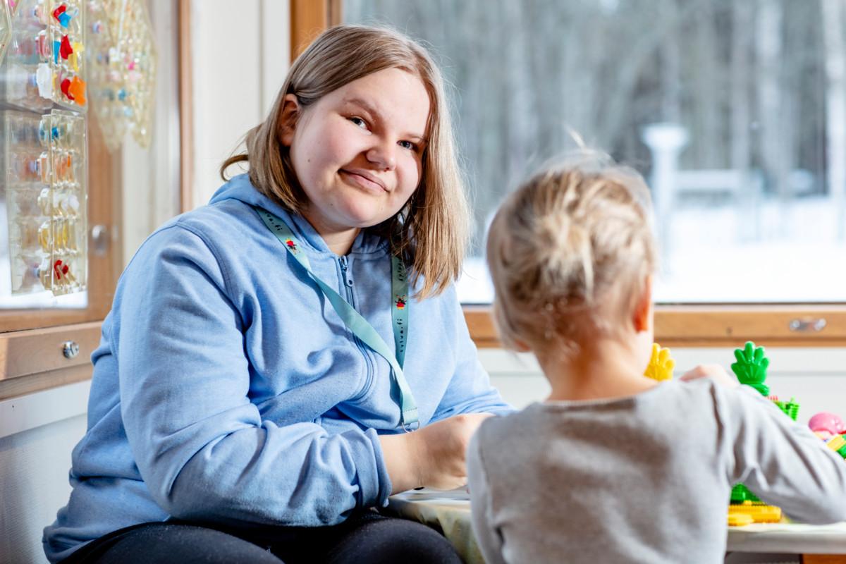 – Lapset ovat tykänneet minusta ja minä lapsista, Juulia sanoo. Juulia ja Edith rakensivat taloa muovisista piikkipalikoista.