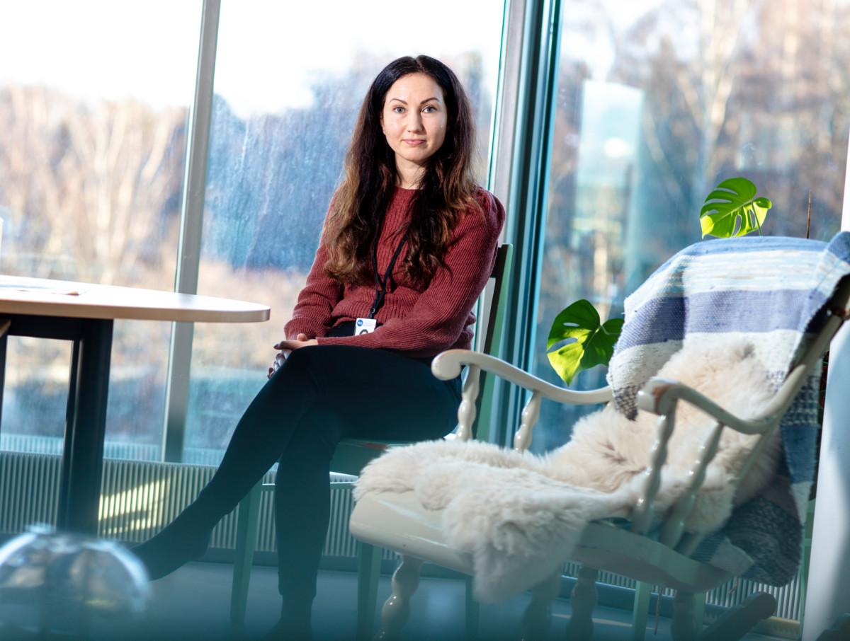 Väkivaltatyön asiantuntija Sanna Lindqvist työskentelee Turvaverkko Helsingissä Itäkeskuksessa.