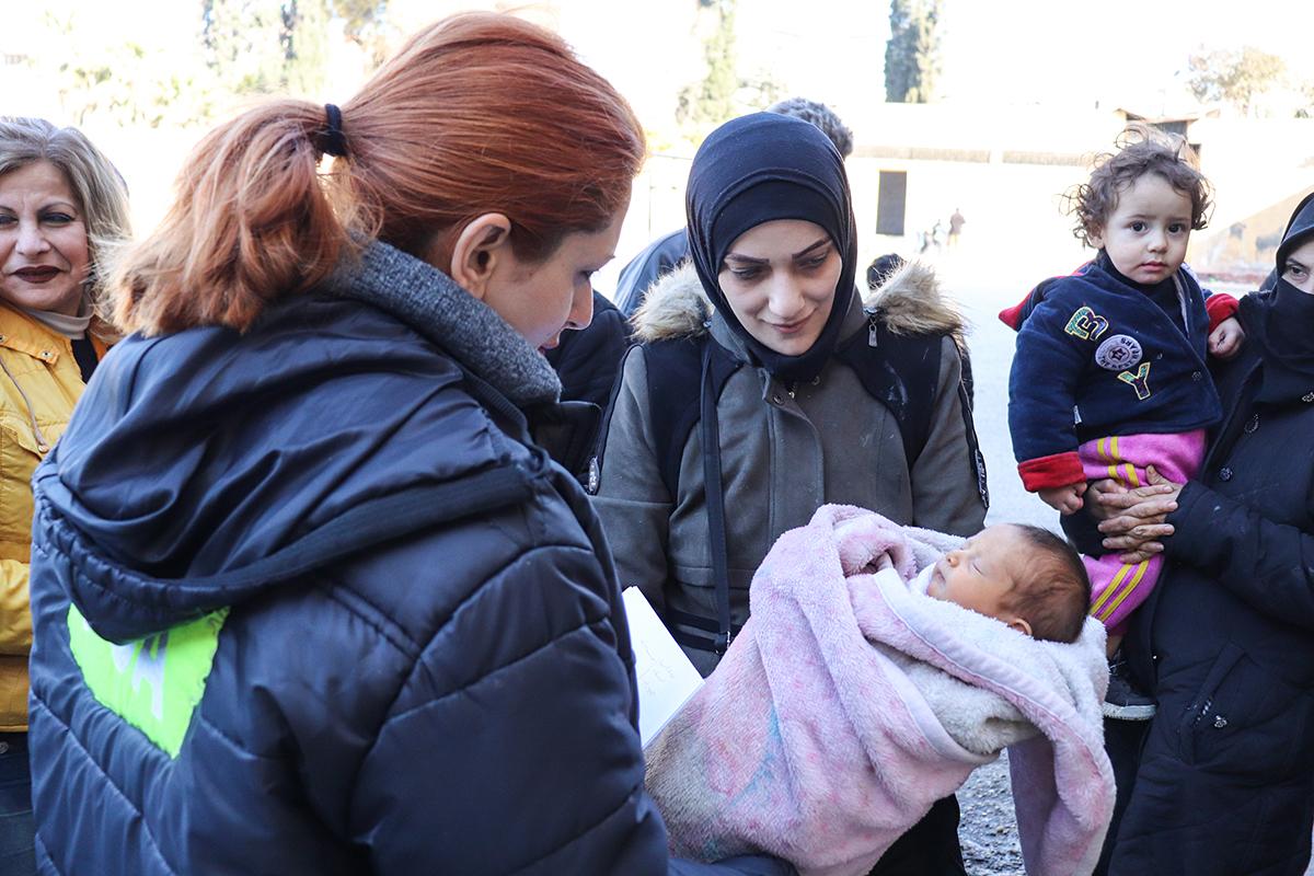 Syyrialaislapsi syntyi tunti maanjäristyksen jälkeen. Nyt äiti ja lapsi asuvat tilapäisessä suojassa 35 muun ihmisen kanssa.